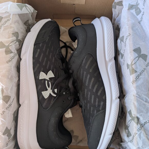 NEW Under Armour shoes - Picture 8 of 9